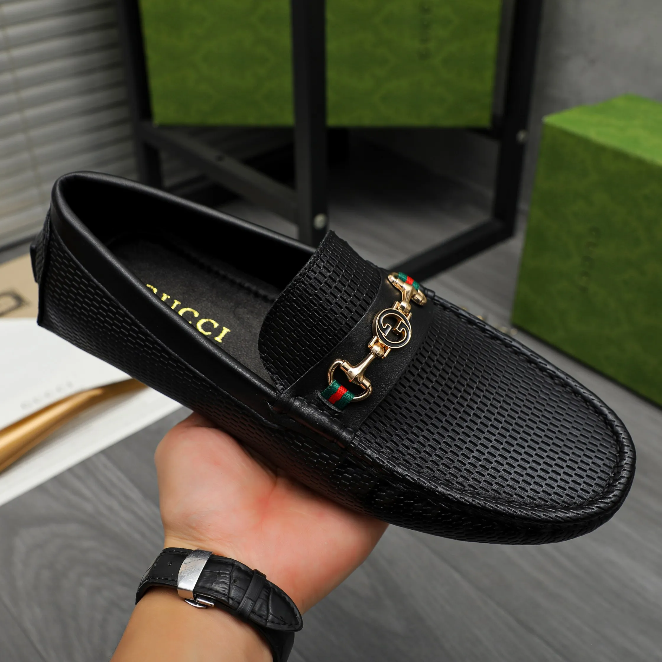P420 Product trademark: GUCCI (Gucci) casual slip-on men's shoes Regular size: 38-44 Product materials: Selected hollow cowhide upper, sheepskin lining, original rubber outsole